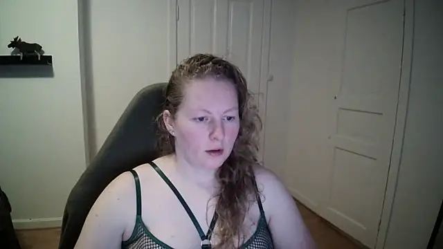 Snapshot of Girlnina-1995 chatting on December 10, 9:55 am Girlnina-1995 online show from December 10, 9:55 am