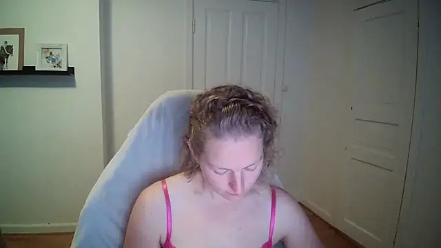 Snapshot of Girlnina-1995 chatting on September 22, 9:44 am Girlnina-1995 online show from September 22, 9:44 am