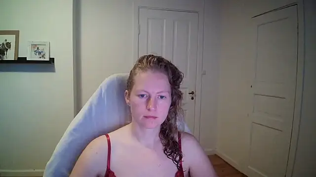 Snapshot of Girlnina-1995 chatting on September 24, 9:12 am Girlnina-1995 online show from September 24, 9:12 am