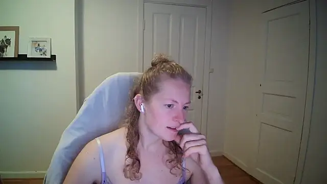 Snapshot of Girlnina-1995 chatting on September 25, 8:07 am Girlnina-1995 online show from September 25, 8:07 am
