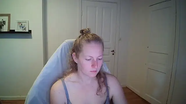 Snapshot of Girlnina-1995 chatting on September 30, 9:14 am Girlnina-1995 online show from September 30, 9:14 am