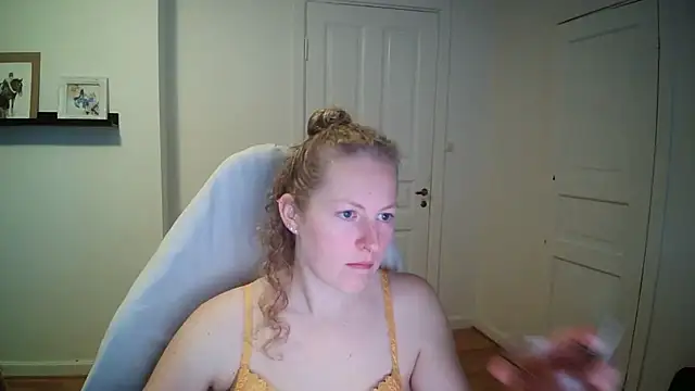 Snapshot of Girlnina-1995 chatting on October 1, 8:42 am Girlnina-1995 online show from October 1, 8:42 am
