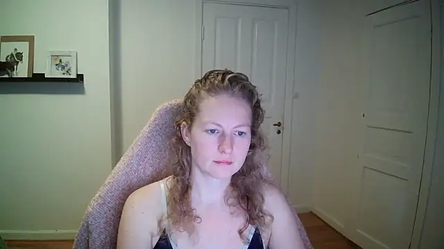 Snapshot of Girlnina-1995 chatting on October 8, 8:23 am Girlnina-1995 online show from October 8, 8:23 am