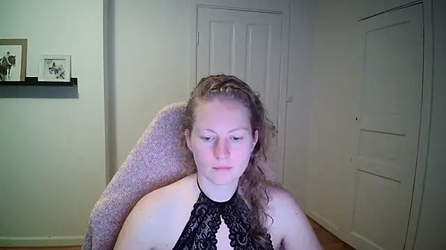 Snapshot of Girlnina-1995 chatting on October 9, 8:23 am Girlnina-1995 online show from October 9, 8:23 am