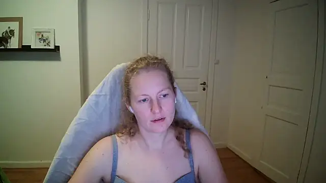 Snapshot of Girlnina-1995 chatting on October 14, 11:00 am Girlnina-1995 online show from October 14, 11:00 am
