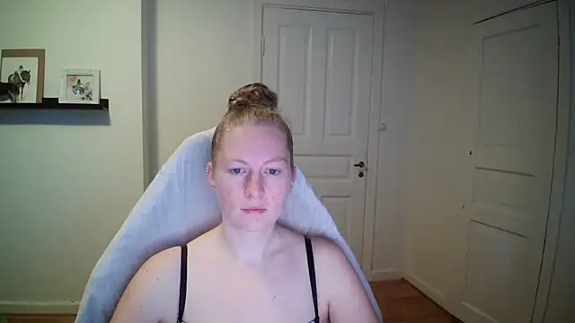 Snapshot of Girlnina-1995 chatting on October 16, 7:42 am Girlnina-1995 online show from October 16, 7:42 am