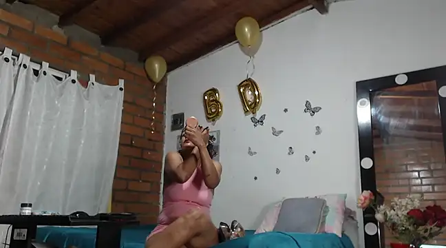 Snapshot of Bigassmommy_x chatting on March 22, 2:05 am Bigassmommy x online show from March 22, 2:05 am