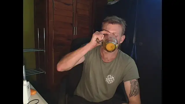 Snapshot of the-billy-blue chatting on December 16, 8:52 am the-billy-blue online show from December 16, 8:52 am