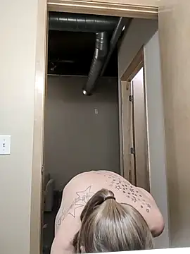 Snapshot of eatmeplease44 chatting on March 5, 11:17 am eatmeplease44 online show from March 5, 11:17 am