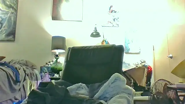 Snapshot of eatmeplease44 chatting on October 20, 8:04 am eatmeplease44 online show from October 20, 8:04 am