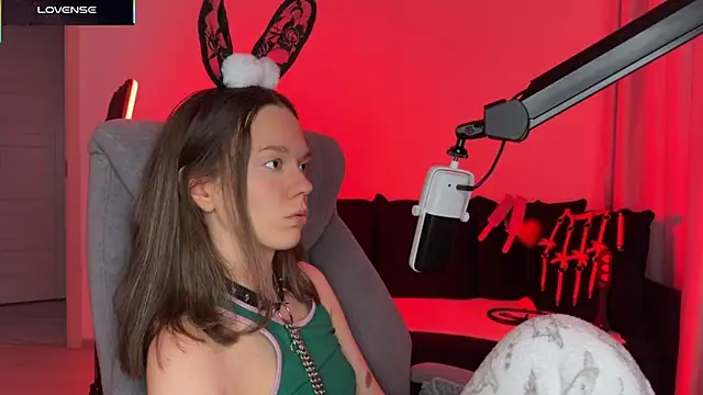 Snapshot of DivineBite chatting on October 27, 12:20 pm DivineBite online show from October 27, 12:20 pm