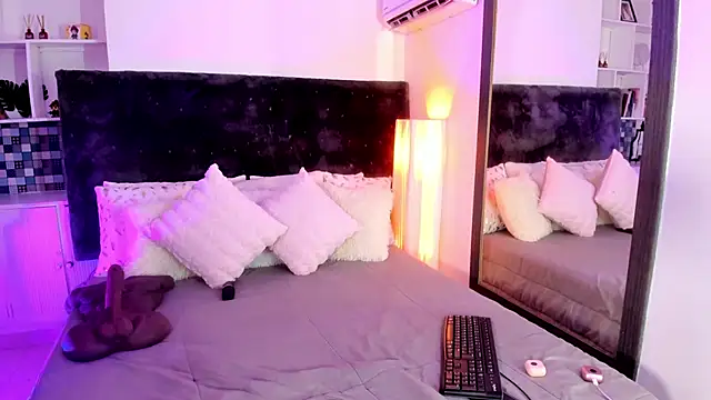Karlagonzales  online show from June 4, 6:47 pm