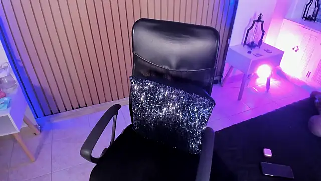 Karlagonzales  online show from June 24, 12:04 pm