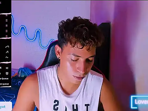 Snapshot of dilan_js chatting on April 22, 11:39 pm dilan js online show from April 22, 11:39 pm