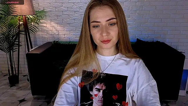 Snapshot of Adelyna_Bird chatting on March 16, 7:15 am Adelyna Bird online show from March 16, 7:15 am