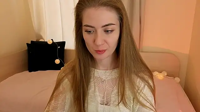 Snapshot of Adelyna_Bird chatting on December 5, 7:39 am Adelyna Bird online show from December 5, 7:39 am