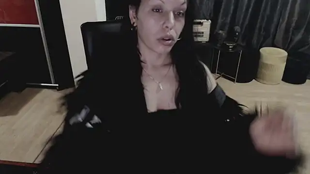 Snapshot of GoldenSasha chatting on October 5, 5:55 pm GoldenSasha online show from October 5, 5:55 pm