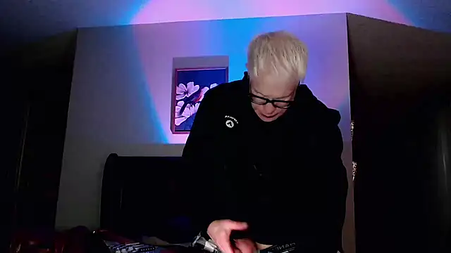 Snapshot of Snarfle82 chatting on November 13, 1:04 am Snarfle82 online show from November 13, 1:04 am