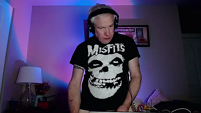 Snapshot of Snarfle82 chatting on November 20, 1:11 pm Snarfle82 online show from November 20, 1:11 pm