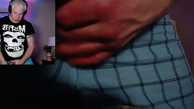 Snapshot of Snarfle82 chatting on November 22, 9:14 pm Snarfle82 online show from November 22, 9:14 pm