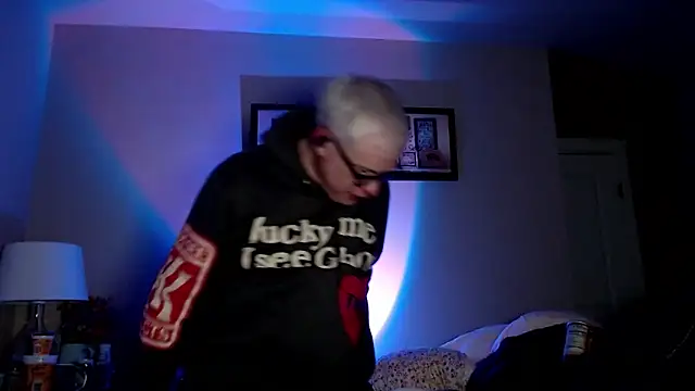 Snapshot of Snarfle82 chatting on November 27, 8:38 am Snarfle82 online show from November 27, 8:38 am