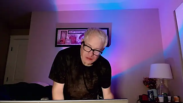 Snapshot of Snarfle82 chatting on November 30, 7:56 am Snarfle82 online show from November 30, 7:56 am