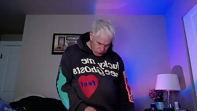 Snapshot of Snarfle82 chatting on November 30, 8:24 pm Snarfle82 online show from November 30, 8:24 pm