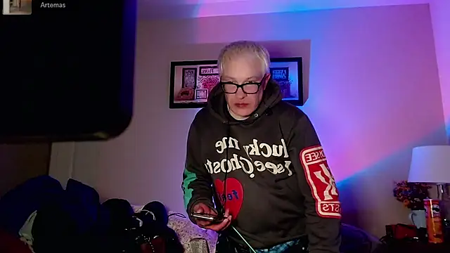 Snapshot of Snarfle82 chatting on December 4, 4:00 am Snarfle82 online show from December 4, 4:00 am