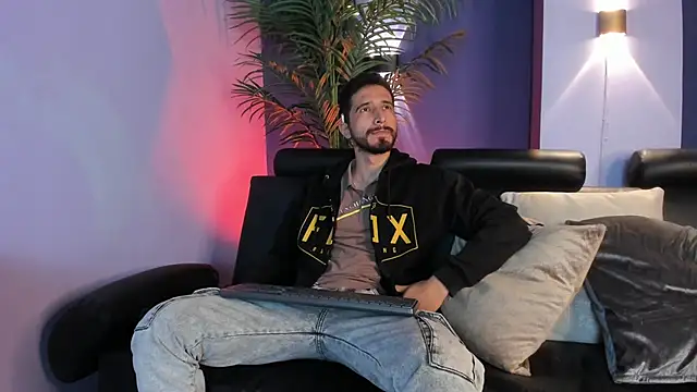 Snapshot of sam_bisex chatting on April 9, 3:06 am sam bisex online show from April 9, 3:06 am