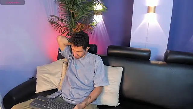 Snapshot of sam_bisex chatting on April 12, 3:55 am sam bisex online show from April 12, 3:55 am