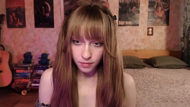Snapshot of Friendly_Ellie chatting on June 1, 12:18 pm Friendly Ellie online show from June 1, 12:18 pm