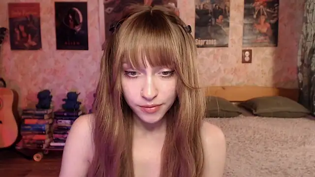Snapshot of Friendly_Ellie chatting on June 10, 12:33 am Friendly Ellie online show from June 10, 12:33 am