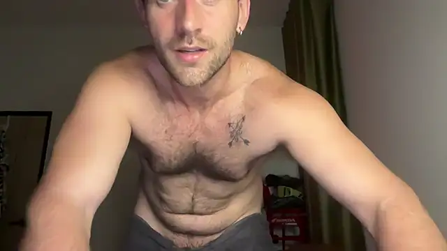 Snapshot of lukegunn chatting on April 26, 11:02 pm lukegunn online show from April 26, 11:02 pm