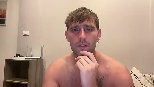 Snapshot of lukegunn chatting on June 5, 12:39 am lukegunn online show from June 5, 12:39 am