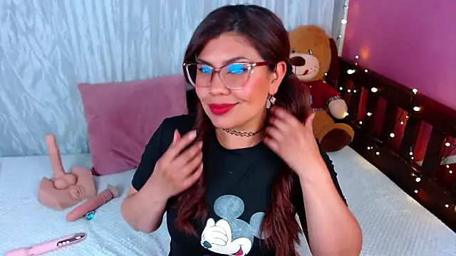 Snapshot of Queenamazon1 chatting on October 28, 3:43 am Queenamazon1 online show from October 28, 3:43 am