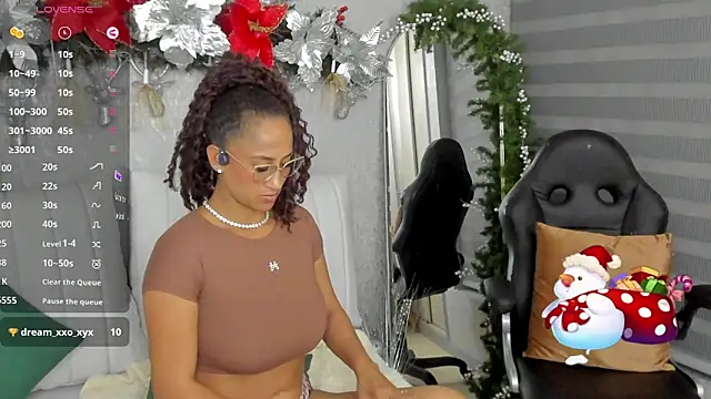 Snapshot of EmmaFerrary chatting on November 28, 12:46 am EmmaFerrary online show from November 28, 12:46 am