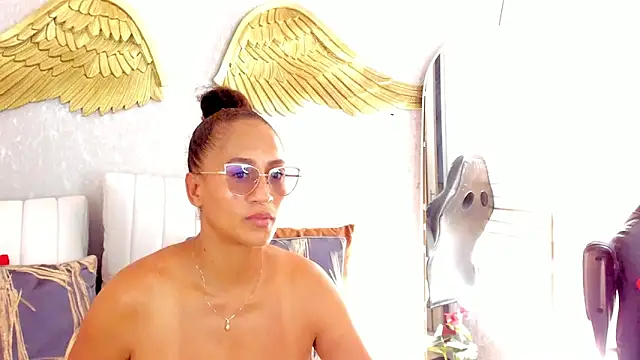 Snapshot of EmmaFerrary chatting on February 17, 7:20 pm EmmaFerrary online show from February 17, 7:20 pm