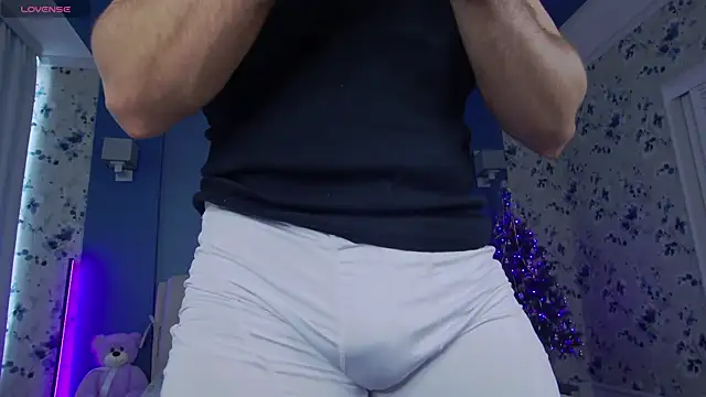 Snapshot of Arilas_ chatting on December 14, 7:40 am Arilas  online show from December 14, 7:40 am