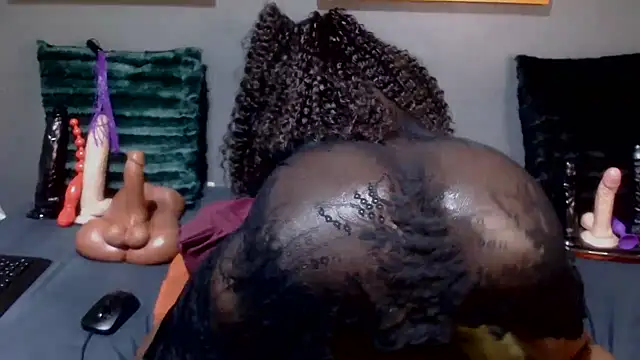 Snapshot of DarkNSpicy4U chatting on October 5, 1:37 am DarkNSpicy4U online show from October 5, 1:37 am