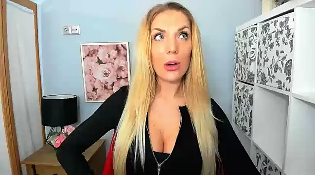 Snapshot of AulloraHoney chatting on December 18, 8:57 pm AulloraHoney online show from December 18, 8:57 pm