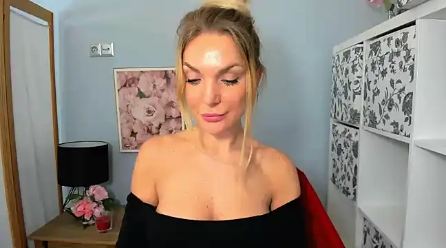 Snapshot of AulloraHoney chatting on December 19, 6:56 pm AulloraHoney online show from December 19, 6:56 pm