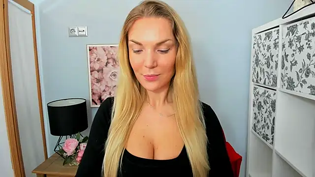 Snapshot of AulloraHoney chatting on February 14, 6:12 am AulloraHoney online show from February 14, 6:12 am