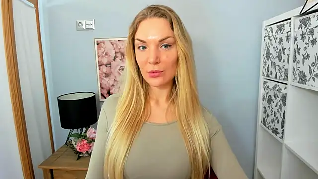 Snapshot of AulloraHoney chatting on February 16, 6:43 am AulloraHoney online show from February 16, 6:43 am