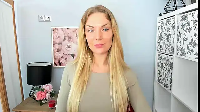 Snapshot of AulloraHoney chatting on February 23, 9:33 am AulloraHoney online show from February 23, 9:33 am