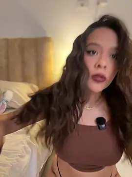 Snapshot of Little_Amber6 chatting on February 7, 1:09 am Little Amber6 online show from February 7, 1:09 am