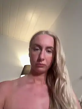 Snapshot of CutieEmy chatting on June 22, 8:17 pm CutieEmy online show from June 22, 8:17 pm