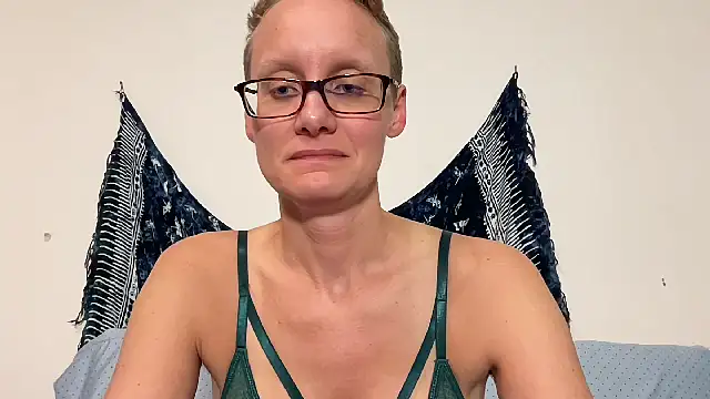 LeahWilde online show from January 3, 1:59 am