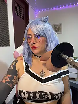Luna Paris  online show from July 12, 10:45 pm