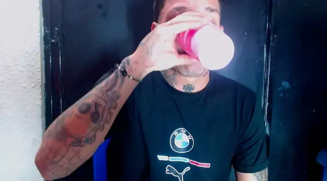 Snapshot of sebas_bigcock69 chatting on February 18, 1:32 am sebas bigcock69 online show from February 18, 1:32 am