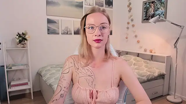 Snapshot of MissRightX chatting on September 9, 9:09 am MissRightX online show from September 9, 9:09 am